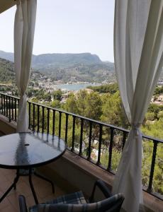 a balcony with a table and a view at Alojamiento Tramuntana - Apartaments tres Vents in Sóller