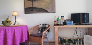 Habitación con mesa y mesa con mantel púrpura. en Alojamiento Tramuntana, en Sóller