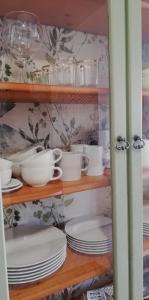 un armario de cristal lleno de platos y tazas en Alojamiento Tramuntana, en Sóller