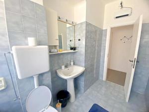 een badkamer met een wastafel, een toilet en een douche bij Giulia home in Monfalcone