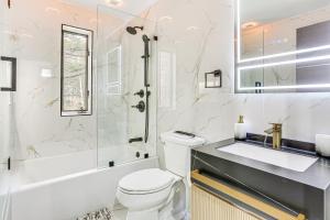 uma casa de banho com um WC, um lavatório e um chuveiro em Waterfront Lake Hopatcong Home with Boat Dock! em Mount Arlington