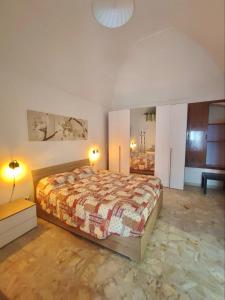 een slaapkamer met een groot bed in een kamer met een tafel bij Apulian Dream in Peschici