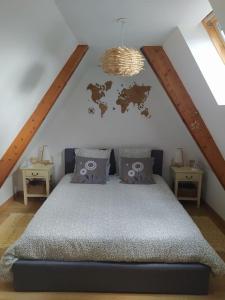 um quarto com uma cama com um mapa na parede em duplex de charme à Dinan em Taden