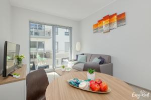 einen Obstteller auf einem Tisch im Wohnzimmer in der Unterkunft Grunwaldzka 12 D13 - Easy-Rent Apartments 50m od plaży in Pobierowo