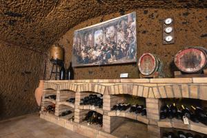 una habitación con un montón de botellas de vino en la pared en La Rocca - Palazzo Pallotti, en Lubriano