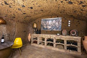 una sala de cata de vinos con un montón de botellas de vino en La Rocca - Palazzo Pallotti, en Lubriano