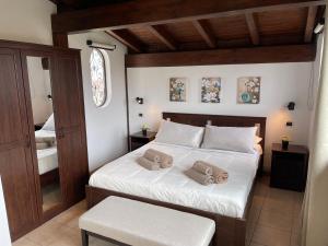 Ліжко або ліжка в номері John Sea Suites +37 фото