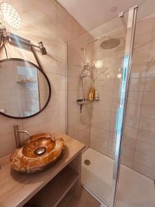 La salle de bains est pourvue d'une douche avec un grand donut sur un comptoir. dans l'établissement Studio 7 EDEN, à Saint-Tropez