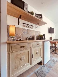 - une cuisine avec une grande armoire en bois et un évier dans l'établissement Studio 7 EDEN, à Saint-Tropez