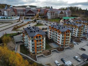 an aerial view of a city with buildings and cars at Apartamenty w Karkonoszach- Apartament Lucky 7 z widokiem na Śnieżkę i ogródkiem in Karpacz