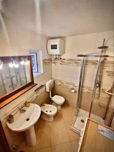 een badkamer met een wastafel, een toilet en een douche bij Apulian Dream in Peschici