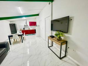 TV a/nebo společenská místnost v ubytování Villa TiCazMimose