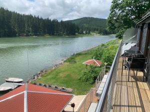 uitzicht op een rivier vanaf het balkon van een huis bij Holidayhaus Lütsche in Frankenhain