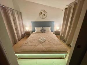 1 dormitorio con 1 cama grande y 2 mesitas de noche en Villa TiCazMimose en Saint-André