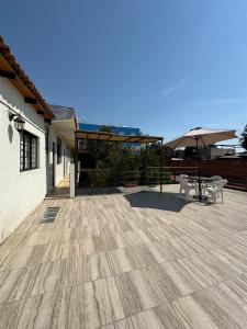 - une terrasse avec une table de pique-nique et un parasol dans l'établissement The FLORENTHINA'S House, à Oaxaca