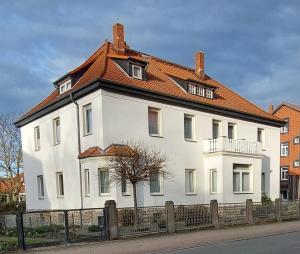 ein großes weißes Haus mit rotem Dach in der Unterkunft Auguststadt-Residenz in Wolfenbüttel