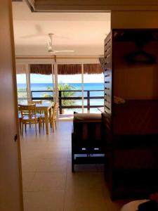 sala de estar con vistas al océano en Tuna Fish, Ocean Front Apartment en Mahahual