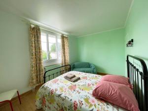 een slaapkamer met een bed en een raam bij Gîte du RELAI du Château - Parc Oriental - Puy du Fou in La Tourlandry