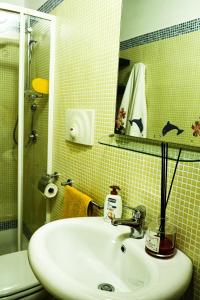 AdelfiaにあるAttico Oasi di Relax Adelfiaのバスルーム(洗面台、鏡、トイレ付)