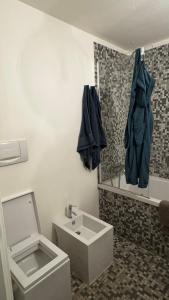 łazienka z toaletą, umywalką i wanną w obiekcie Casetta Valle Verde w mieście Capalbio