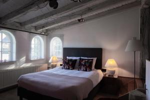 una camera da letto con un letto grande con due lampade di B&B De Joker a Turnhout