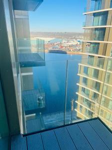 吉林漢姆的住宿－A Cosy 2bedroom Apartment With River View，从大楼的阳台上可欣赏到水景