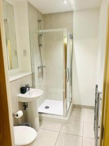 Bathroom sa A Cosy 2bedroom Apartment With River View