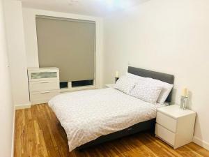 Ένα ή περισσότερα κρεβάτια σε δωμάτιο στο A Cosy 2bedroom Apartment With River View