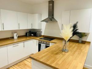Kitchen o kitchenette sa A Cosy 2bedroom Apartment With River View