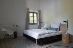 a bedroom with a bed and a window at Schleiferei Zwei, Ferienwohnungen in Sieber