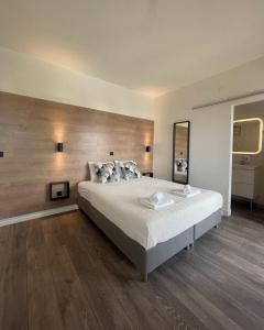 Un pat sau paturi într-o cameră la Apartments Melon Vodice