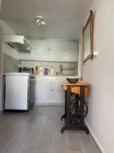 A kitchen or kitchenette at Lemon House