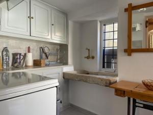 A kitchen or kitchenette at Lemon House