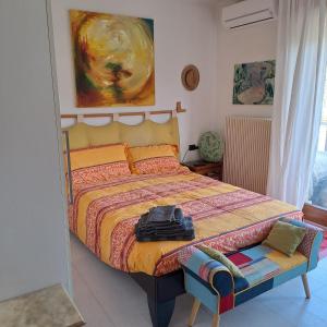 een slaapkamer met een bed met een tas erop bij CASA degli OLIVI GARDA LAKE in Riva del Garda