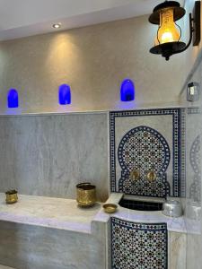 a room with a counter with a blue and white wall at La Perla Montaña Tanger in Tangier