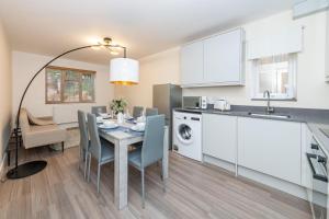 a kitchen and dining room with a table and chairs at 2 Bedroom Flat Free Parking in Reading