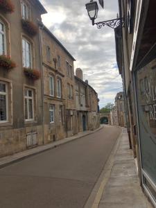 eine leere Straße in einer Altstadt mit Gebäuden in der Unterkunft Appartement centre ville Langres in Langres