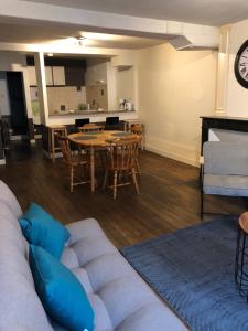 ein Wohnzimmer mit einem Sofa und einem Tisch in der Unterkunft Appartement centre ville Langres in Langres