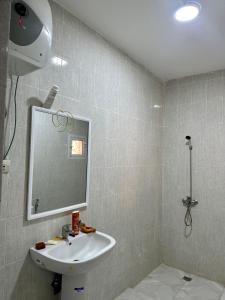 a bathroom with a sink and a mirror at Duplex neuf meublé in Nouakchott