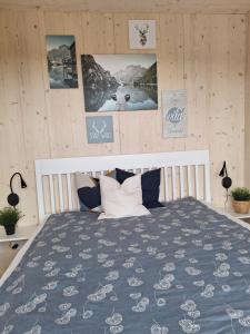 1 dormitorio con 1 cama con edredón azul en Nature Living Koralm - Neue Chalets auf der Koralpe im Schi- und Wanderparadies en Sankt Stefan im Lavanttal