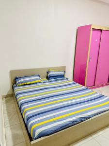 a bed in a room with a colorful cabinet at Duplex neuf meublé in Nouakchott