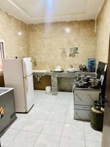 una cucina con frigorifero e piano cottura di Duplex neuf meublé a Nouakchott