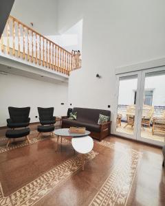 Casa Almendro في خوميا: غرفة معيشة مع أريكة وكراسي وطاولة