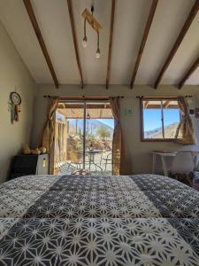 - une chambre avec un grand lit dans l'établissement Cumbres de Alcohuaz, à Alcoguaz