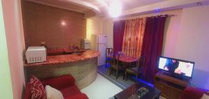 sala de estar con bar y TV en غرفة مفروشة للايجار في مدينتي بسعر مميز, en Madinaty