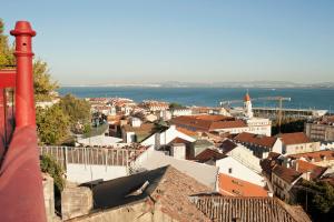 eine Luftansicht einer Stadt mit Meerblick in der Unterkunft Monte Belvedere Hotel by Shiadu in Lissabon