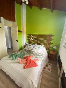 a bedroom with a bed with green walls at CABAÑA EN EL BOSQUE CENTRICA in Costa del Este