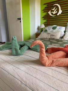 a group of stuffed animals laying on a bed at CABAÑA EN EL BOSQUE CENTRICA in Costa del Este