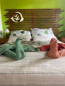 two stuffed animals sitting on top of a bed at CABAÑA EN EL BOSQUE CENTRICA in Costa del Este