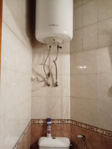 een badkamer met een toilet en een watertank bij Квартира в престижном районе Баку in Baku